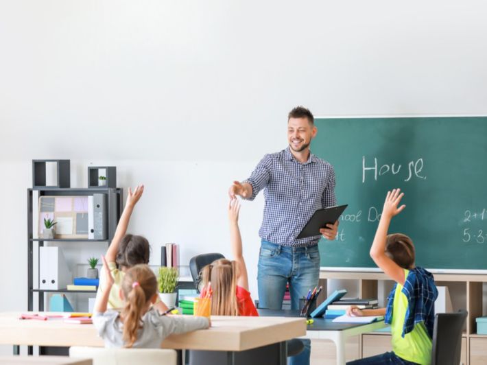 كيف يطور المعلم مهاراته التعليمية؟