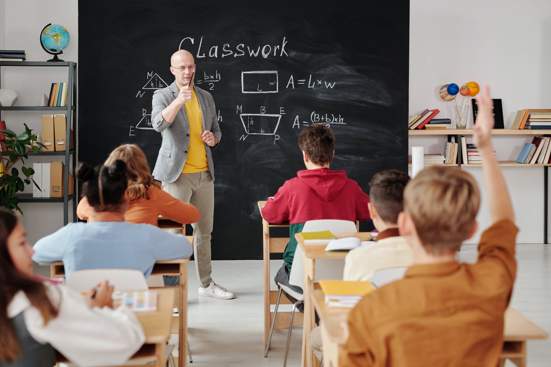 المعلم الأوتوقراطي: سيف ذو حدين في العملية التعليمية